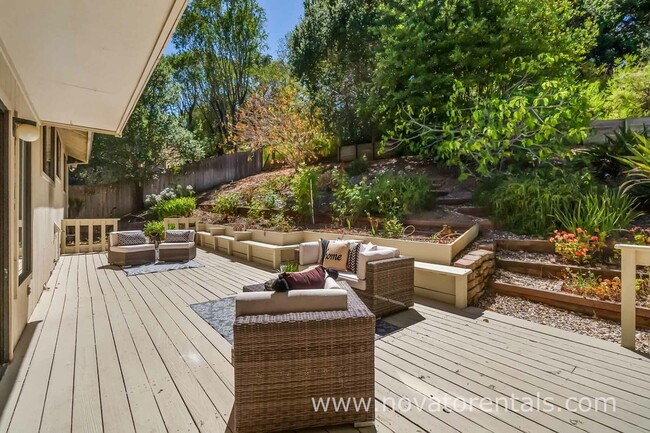 Building Photo - 32 Spinosa Way