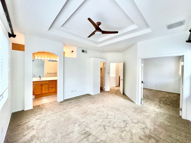 Building Photo - Beautiful 2Bd/2.5Ba with office located in...