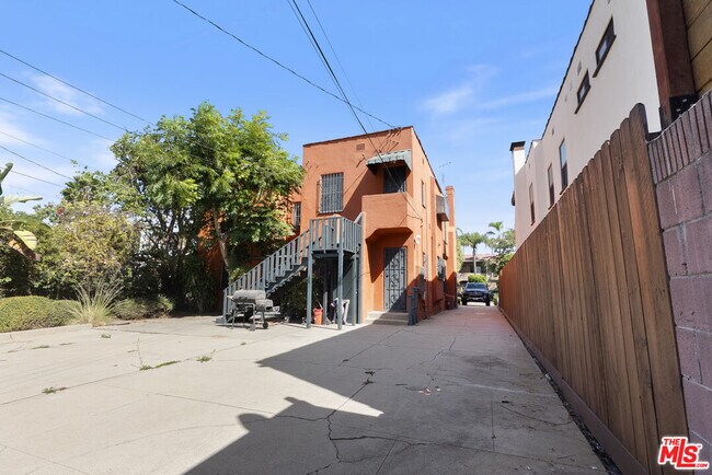 Building Photo - 1137 Meadowbrook Ave