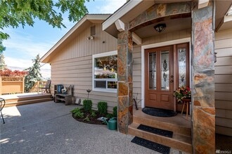 Building Photo - Amazing Views & Amazing 4 Bedroom/3 Bath H...