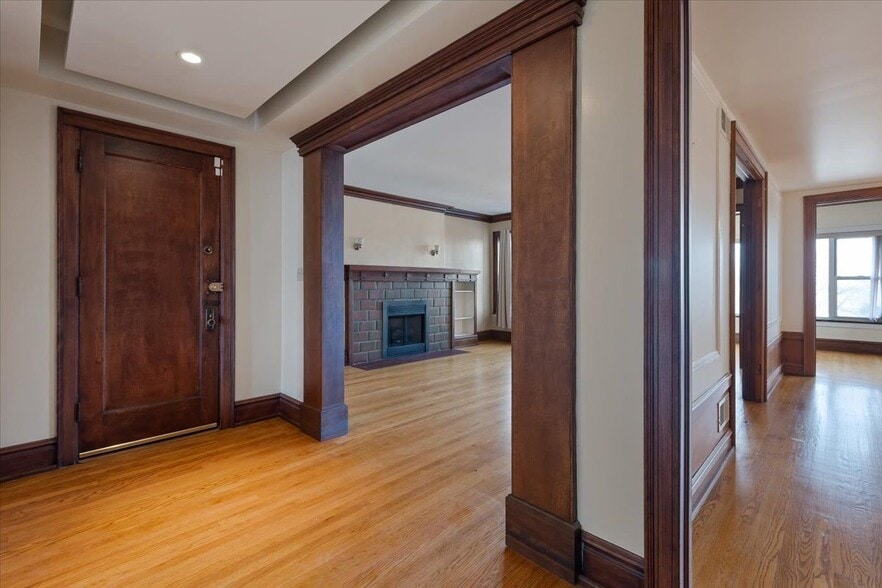 Building Photo - 7216 S South Shore Dr