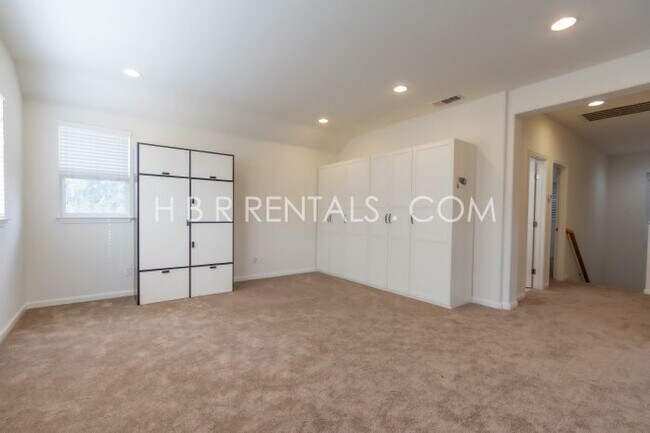 Building Photo - Charming 3-Bed, 3-Bath with 2,037 Sq Ft of Comfort in Mountain House!