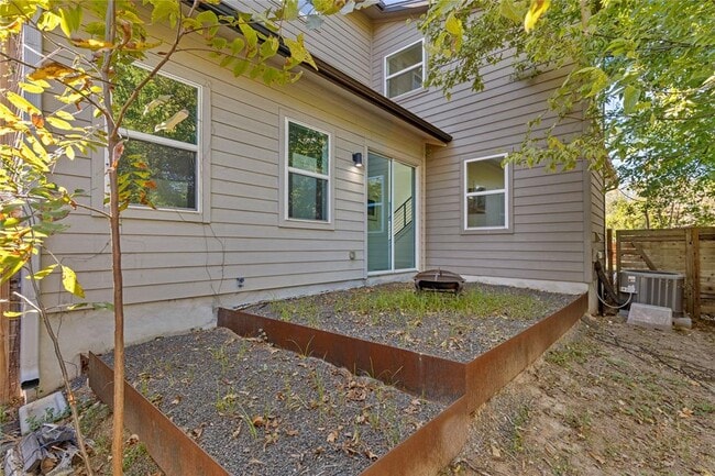Building Photo - 2115 Uphill Ln