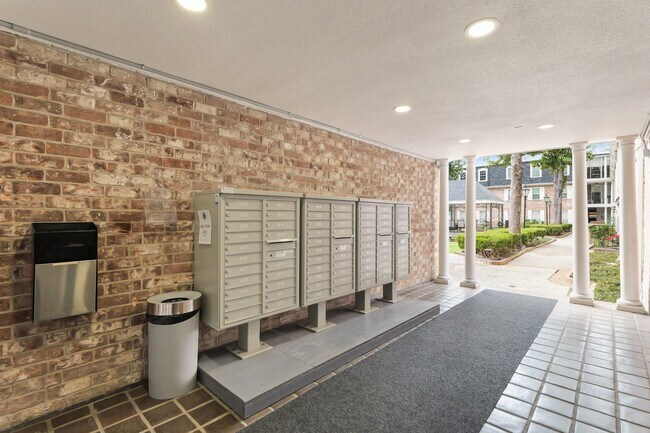 Building Photo - 355 N Post Oak Ln