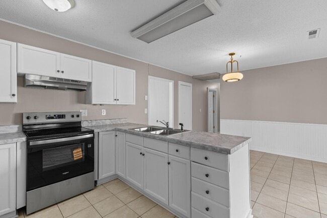 Building Photo - 100 English Rd