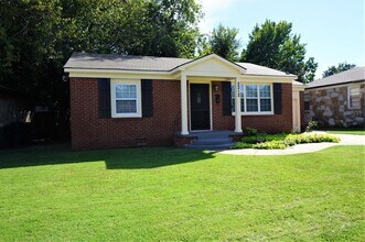 Building Photo - 2 Bed 1 Bath 1 Car Garage in the Village R...