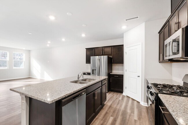 Building Photo - Move-In Ready 4-Bedroom Townhome in Rosedale!