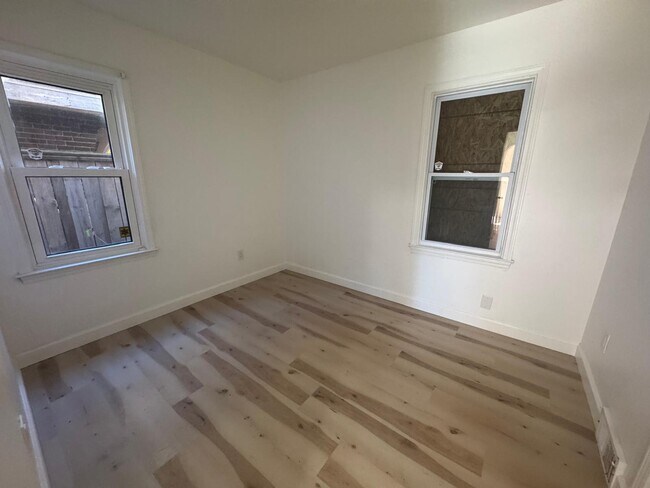 Building Photo - 15243 Eastwood St