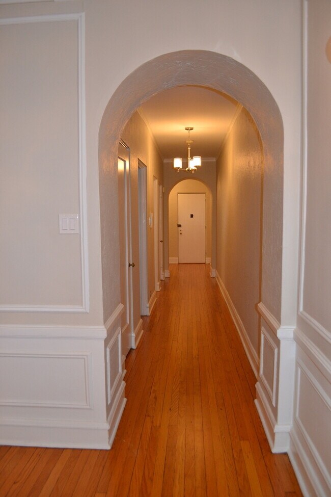 Building Photo - 1055 W North Shore Ave