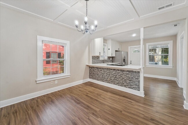 Building Photo - Charming Midtown Home – Updated and Move-I...