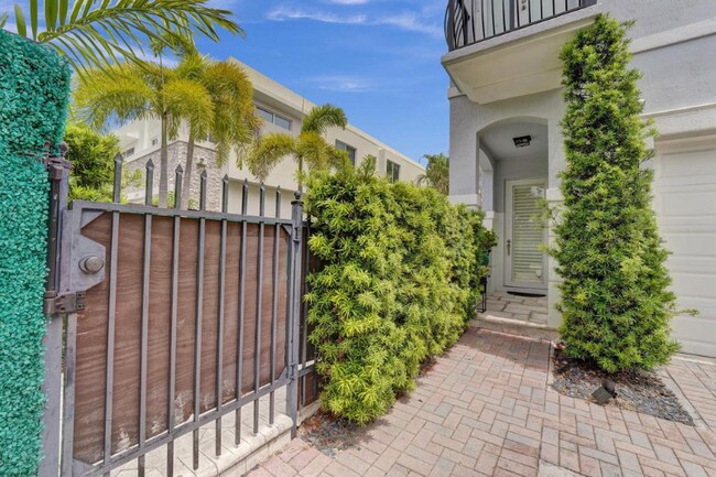 Building Photo - 2515 NE 18th St