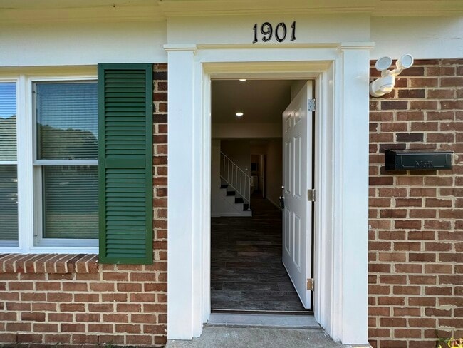 Building Photo - 1901 Beaver Rd