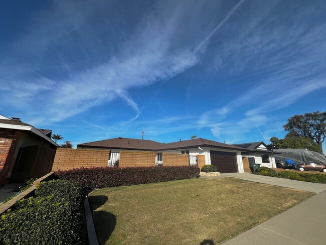 Building Photo - Spacious 4-bedroom, 2.5-bath Home Fountain Valley