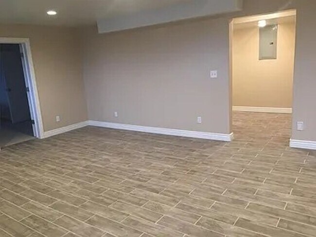 Building Photo - 2 Bedroom Walk out Basement Apartment
