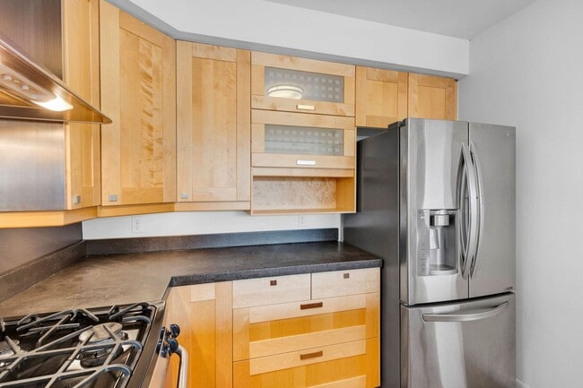 Building Photo - Modern 2 Bed / 2.5 Bath Condo with Office ...