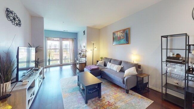 Building Photo - Top Floor Spacious One Bedroom W/Washer & ...