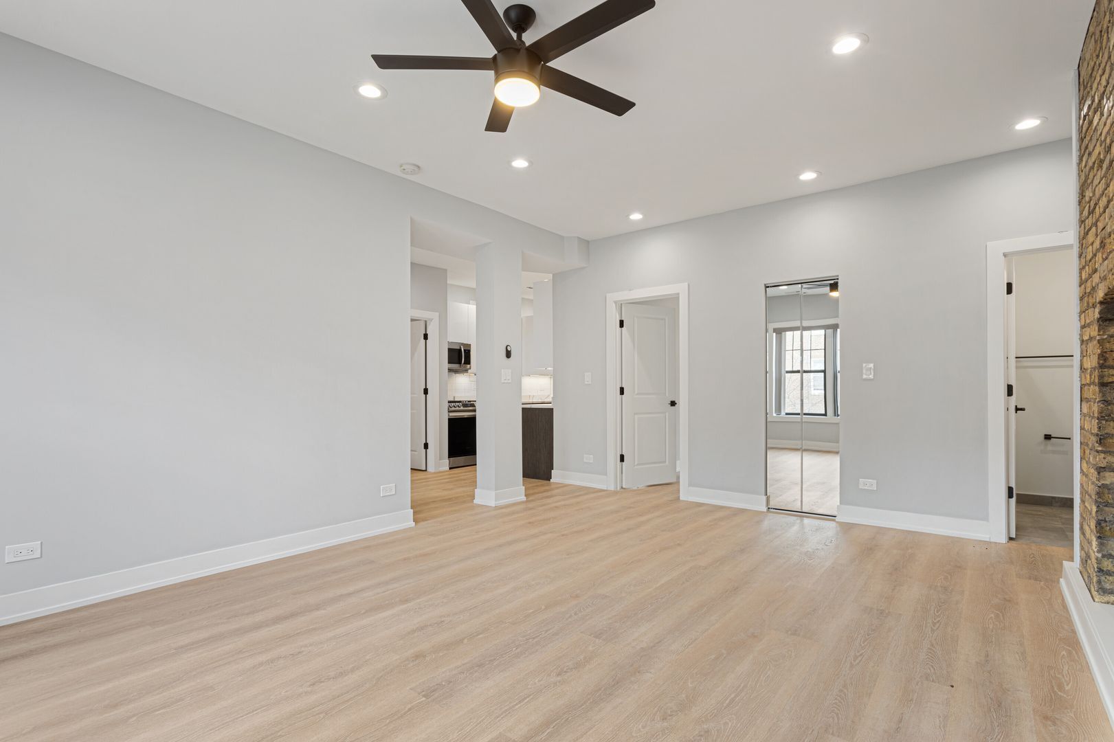 Building Photo - 7648 N Eastlake Ter