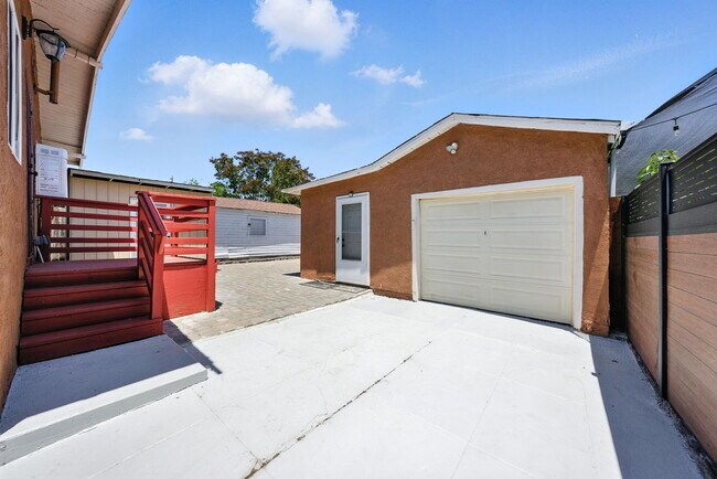 Building Photo - 5530 Laverne Ave