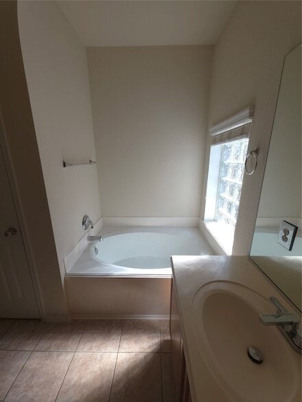 Building Photo - 3027 Providence Oak St