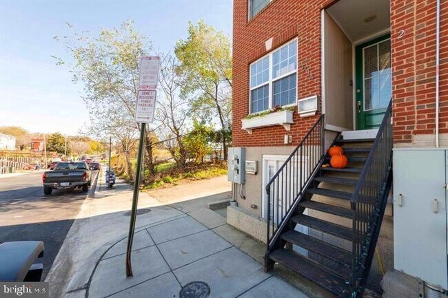 Building Photo - 514 Hobart Pl NW