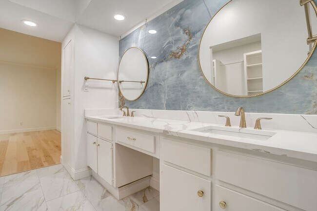 Building Photo - Easy Townhouse Living