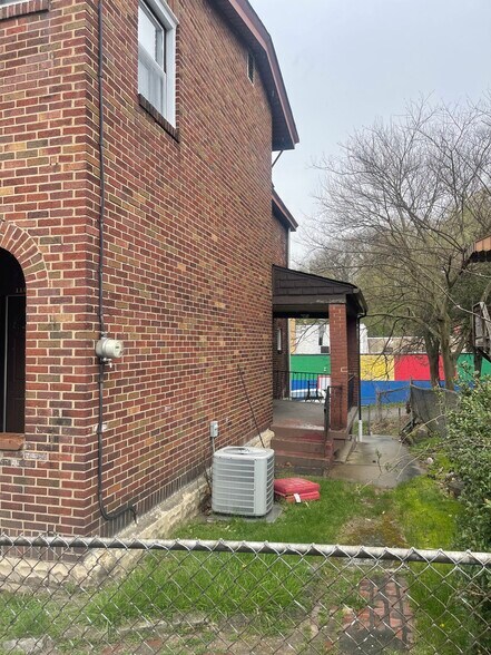 Building Photo - 1108 mella street