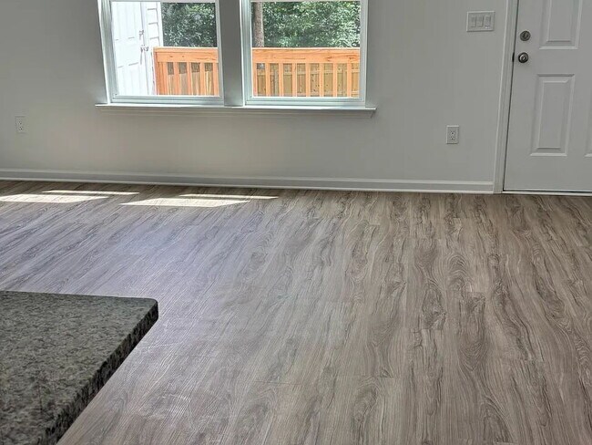 Building Photo - "MOVE IN SPECIAL! FIRST FULL MONTH RENT FREE!  705 West Parker Road Unit B