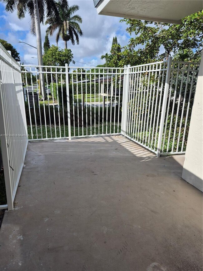 Building Photo - 216 SW 9th St