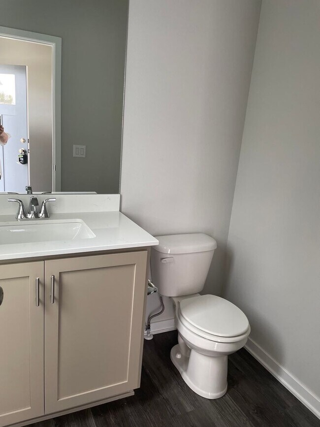 Building Photo - FREE RENT SPECIAL!  3 bedroom 3 bathroom S...