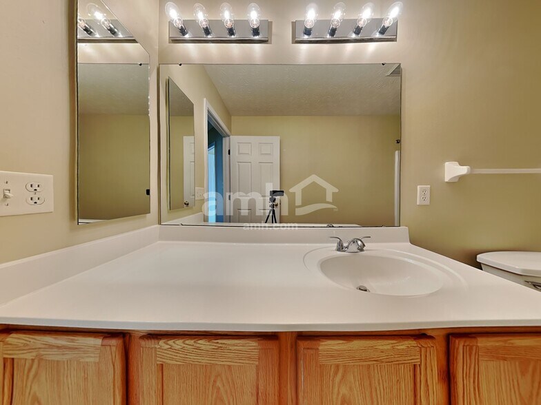 Building Photo - 2452 Featherston Ct