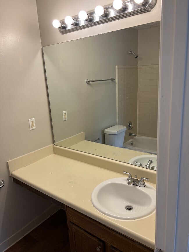 Building Photo - 2184 Wellington Cir