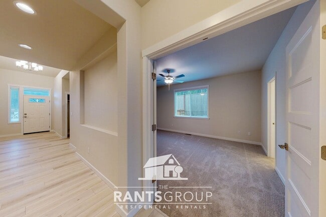 Building Photo - Beautiful Home! Easy JBLM commute!