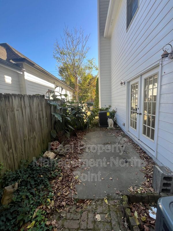 Building Photo - 889 Crew St SW