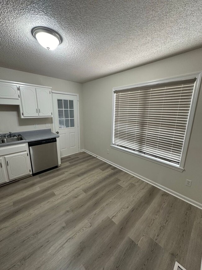 Building Photo - Cute 2 Bedroom 2 Bath Home with a 2 Car Garage!