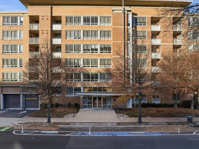 Building Photo - 355 I St SE