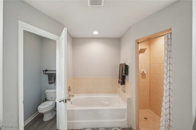 Building Photo - 940 Belmont St E