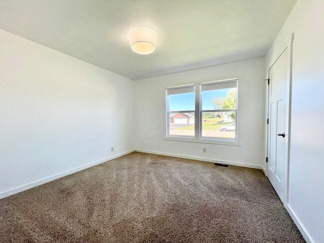 Building Photo - 4316 Sandhill Dr