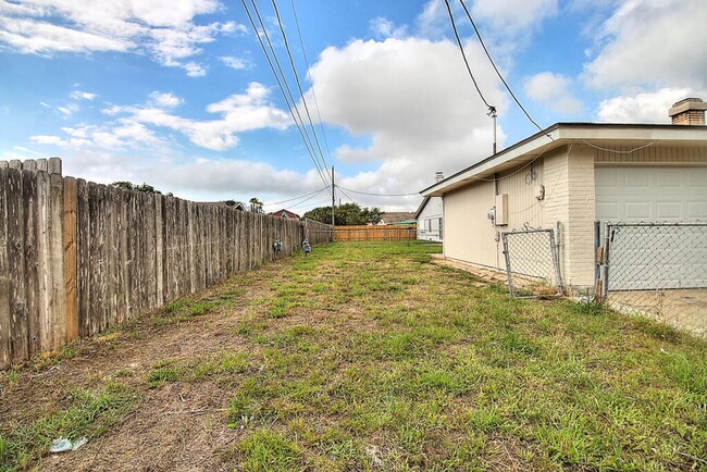 Building Photo - 2202 Saxony Dr