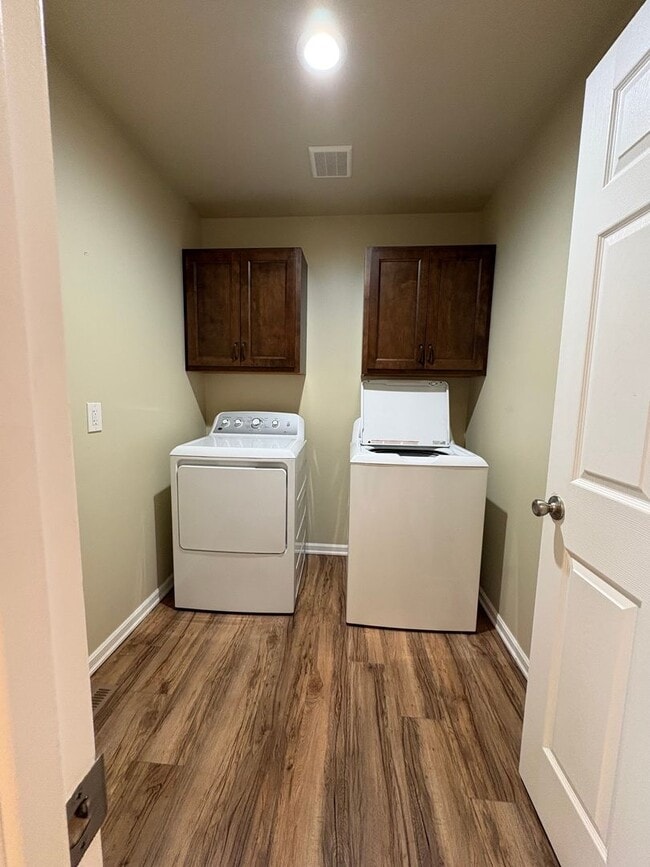 Building Photo - Well maintained 2 B 1 Bath West End Townhome