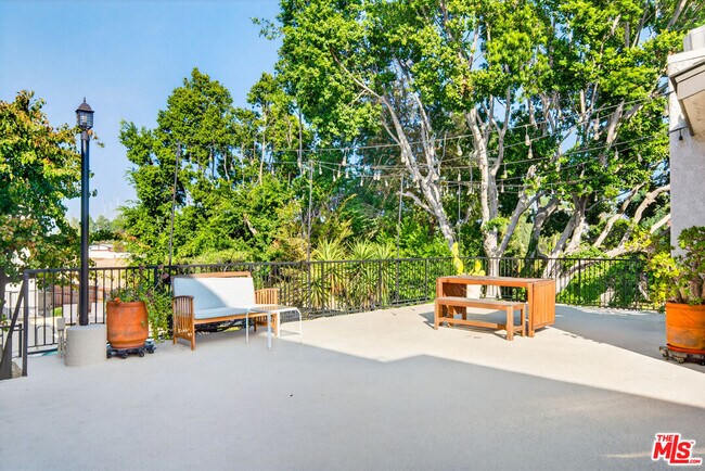 Building Photo - 5252 Coldwater Canyon Ave