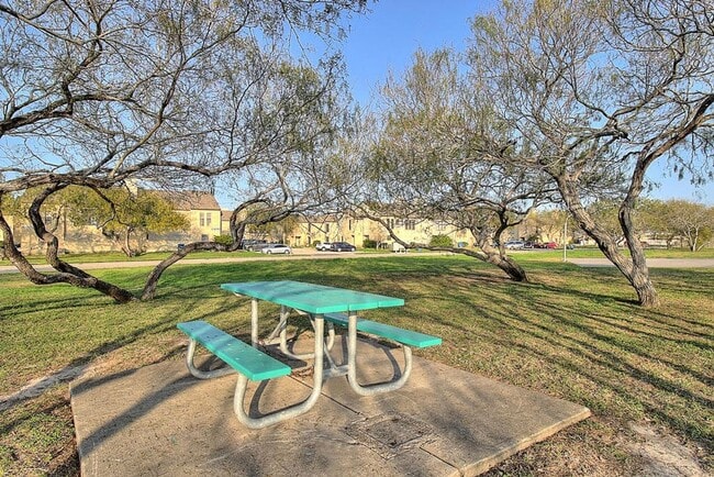 Building Photo - 2314 Capitan Dr