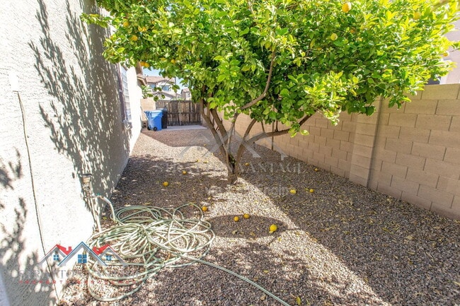 Building Photo - 661 E Julian Dr