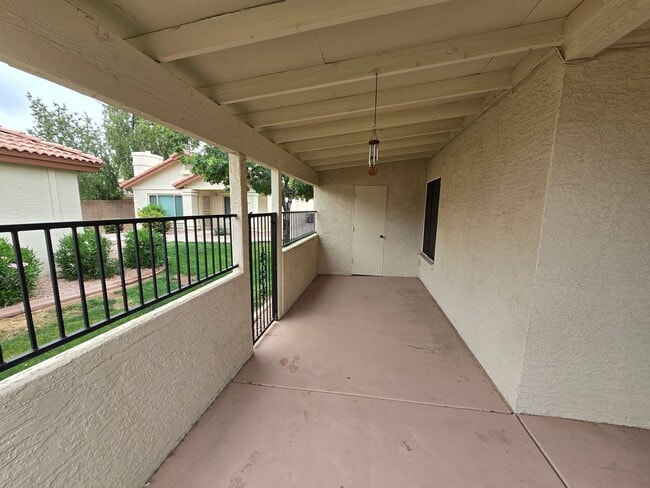 Building Photo - 1120 N Val Vista Dr