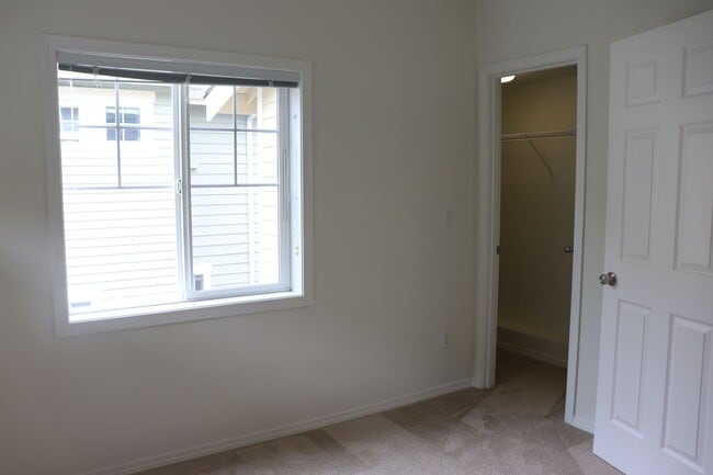 Building Photo - Beautiful 2 Bed/2 Bath Townhouse in Pinehu...