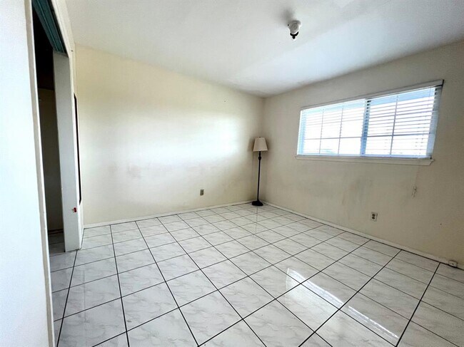 Building Photo - 8001 S Loop E