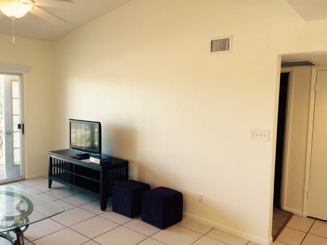 Building Photo - 3rd floor upgraded unit just walk in dista...