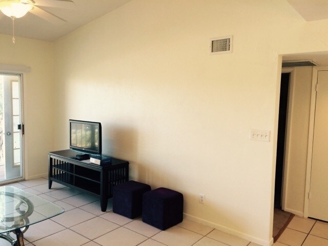 Building Photo - Fully Furnished 1BR/1BA Condo Just 3 Block...