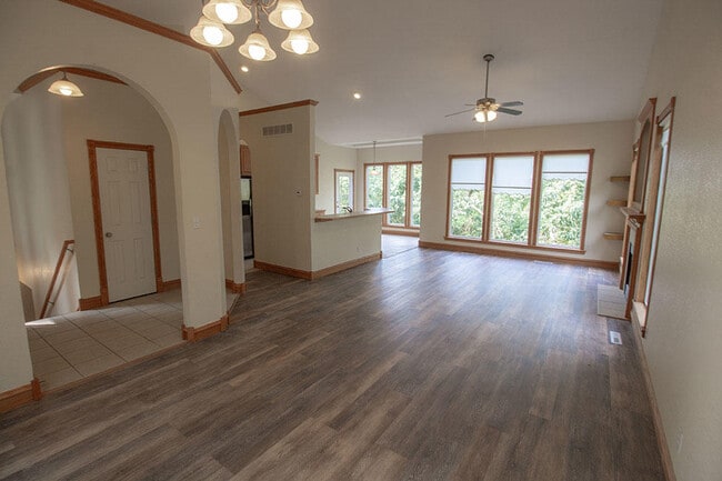 Building Photo - 1420 Bradford Dr