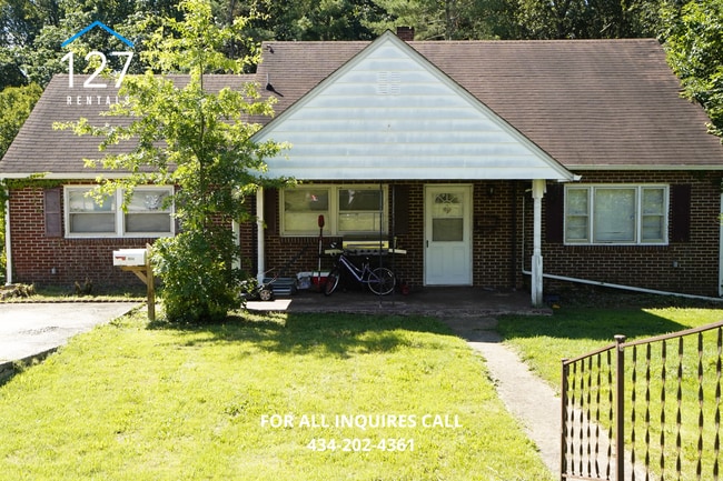 Building Photo - 3 Bedroom Unit with Electric and Water Utilities Included!!