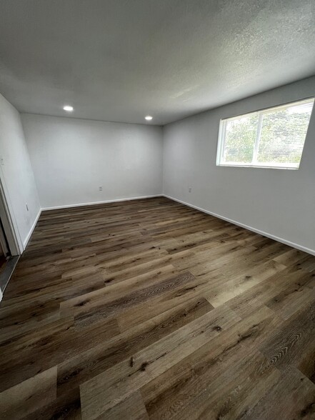 MASTER BEDROOM - 405 N Avenue D